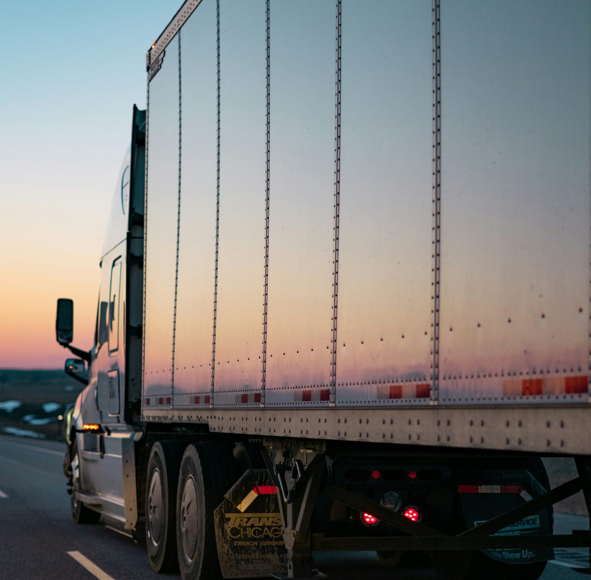 Camion de marchandises blanc sur la route en journée