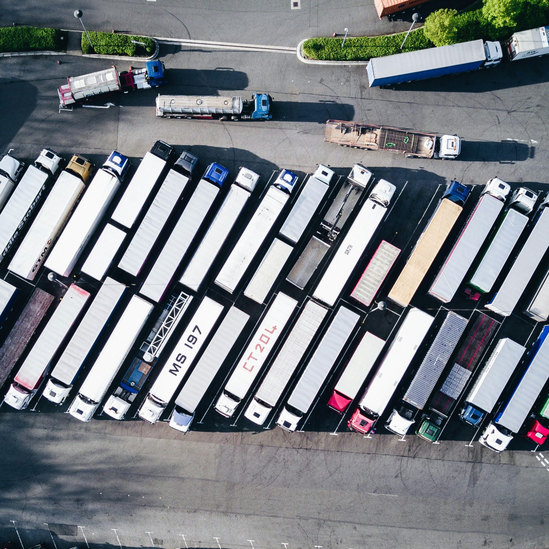 photographie aérienne d'un parking pour camions de marchandises